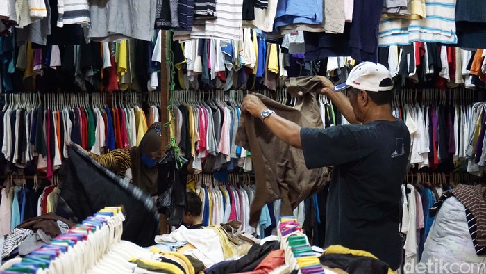 Februari: Menteri Sebut Baju Bekas Impor Dapat Menularkan Virus Mematikan