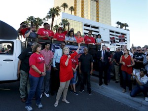Hillary Clinton Sindir Donald Trump di Luar Hotelnya di Las Vegas