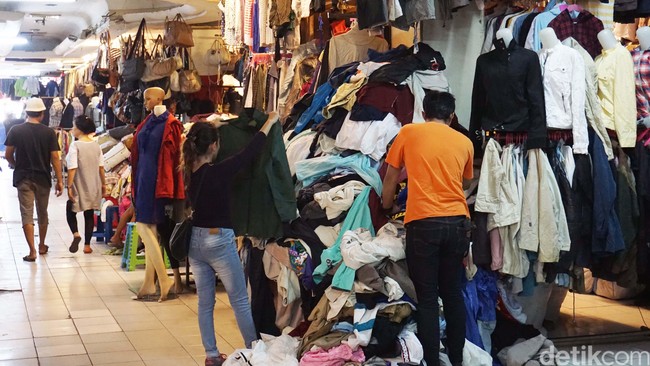 Fakta-fakta Derasnya Baju Impor Bekas Mengalir ke RI