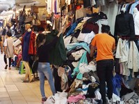 Fakta-fakta Derasnya Baju Impor Bekas Mengalir ke RI