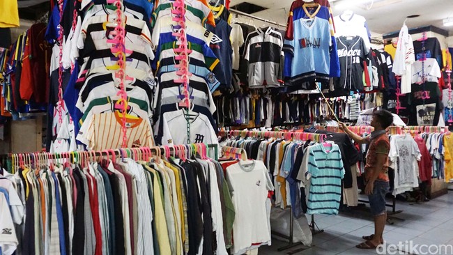 Fakta-fakta Derasnya Baju Impor Bekas Mengalir ke RI