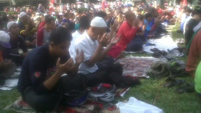 Usai Gowes, Ribuan Warga Yogya Gelar Salat Minta Hujan di Balai Kota