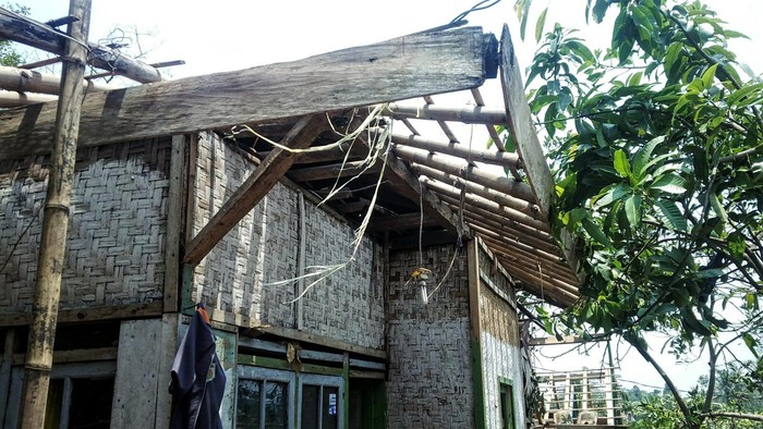 Puting Beliung di Cianjur Rusak Puluhan Rumah
