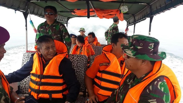 Pencarian Heli yang Jatuh di Danau Toba Diperpanjang Hingga Selasa