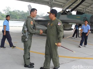Usai Ikuti HUT TNI, Pesawat Hawk dan F16 Kembali ke Home Base di Pekanbaru