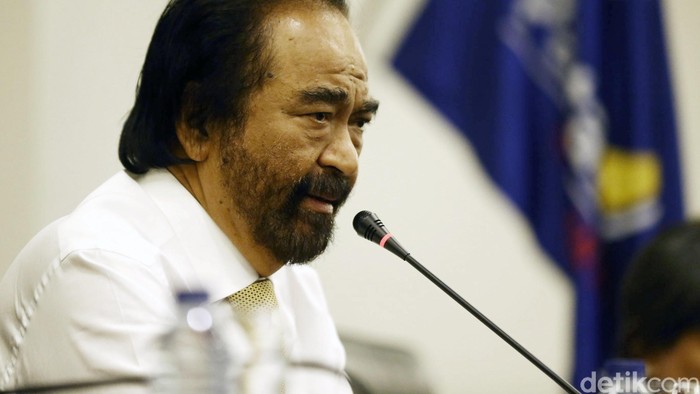 Ketua Umum Partai Nasional Demokrat Surya Paloh memberikan keterangan kepada awak media mengenai Patrice Rioa Capella di DPP Nasdem, Jakarta, Kamis (15/10/2015). Surya Paloh menyatakan kejadian ini merupakan ujian berat bagi Partai Nasdem. Grandyos Zafna/detikcom