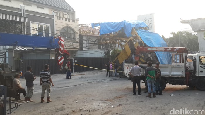 Begini Penampakan Crane yang Timpa Rumah di Dekat Taman Puring Jaksel