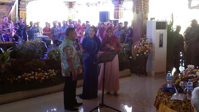 Diva Pop Rosa Meriahkan Perpisahan Bupati Mustofa