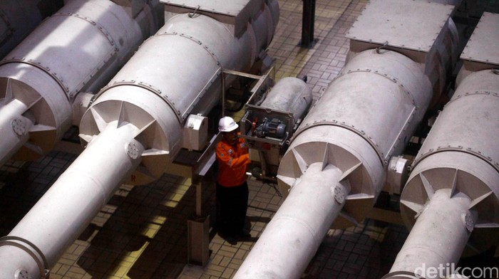 Petugas beraktivitas di area power house PT. PJB UP Cirata di PLTA Cirata, Purwakarta, Jawa Barat (14/10/2015). PLTA Cirata menghasilkan listrik untuk wilayah jawa bali dengan daya terpasang 1. 008 MW dan energi per tahun sebesar 1. 428 juta kilowatt jam. Hasan Alhabshy/detikcom