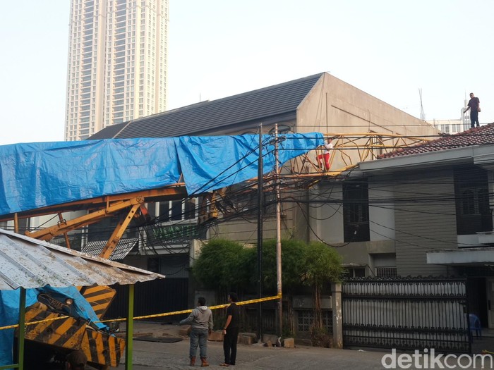 Saksi: Crane Sempat Berputar Lalu Jatuh Menimpa Rumah