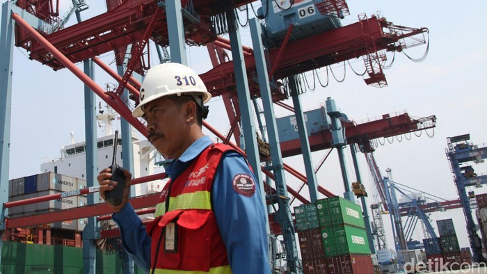 Kesibukan pelayanan bongkar muat di dermaga peti kemas ekspor impor (ocean going) milik PT Pelabuhan Indonesia (Pelindo) II dipastikan tetap berjalan maksimal di tengah persiapan menyambut kunjungan Ratu Kerajaan Denmark Margrethe II bersama suaminya, Prince Henrik , Jakarta, Kamis (15/10/2015). Ratu Margrethe II dan Price Henrik akan berkunjung ke lokasi ini pada pekan depan, Kamis (22/10). Seperti diketahui Maersk Line, salah satu perusahaan pelayaran terbesar di dunia asal Denmark saat ini menjadi pengguna utama Pelabuhan yang dikelola Pelindo II. Kehadiran Ratu Denmark menunjukkan kepercayaan negara asing terhadap kualitas pelayanan pelabuhan di Indonesia. Dalam satu tahun kapasitas pelayanan bongkar muat Pelindo II mencapai 7,5 juta twenty-foot equivalent units (TEUs). Agung Pambudhy/Detikcom