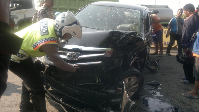 Innova Ditabrak KA Penataran Hingga Ringsek, Sopir Selamat