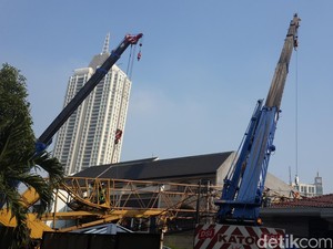 Petugas Proyek Mulai Evakuasi Crane yang Timpa Rumah di Dekat Taman Puring