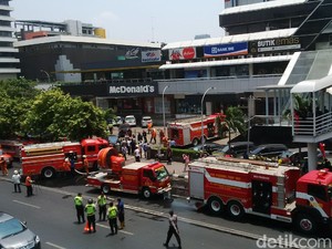 Lantai 14 Sarinah Thamrin Terbakar, Seluruh Toko di Lantai Dasar Tutup