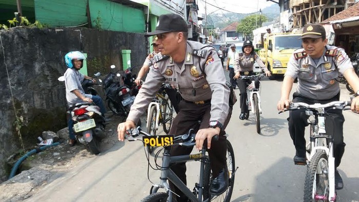 Kring..Kring Gowes! Sambil Bersepeda, Polwan di Bogor Sambangi Warga