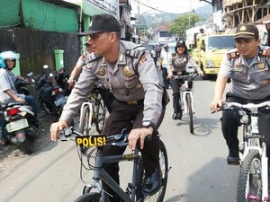 Kring..Kring Gowes! Sambil Bersepeda, Polwan di Bogor Sambangi Warga