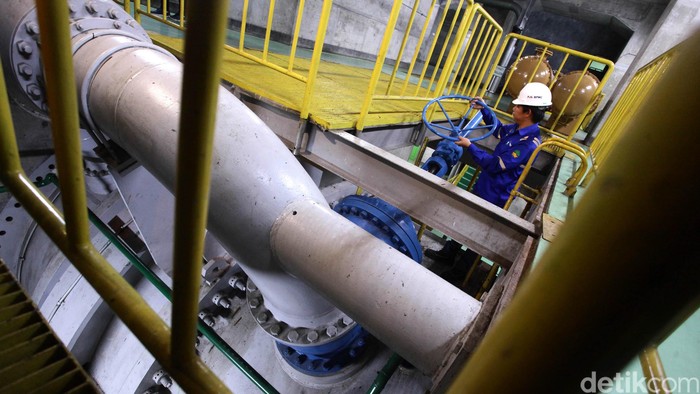 Petugas beraktivitas di area power house PT. PJB UP Cirata di PLTA Cirata, Purwakarta, Jawa Barat (14/10/2015). PLTA Cirata menghasilkan listrik untuk wilayah jawa bali dengan daya terpasang 1. 008 MW dan energi per tahun sebesar 1. 428 juta kilowatt jam. Hasan Alhabshy/detikcom
