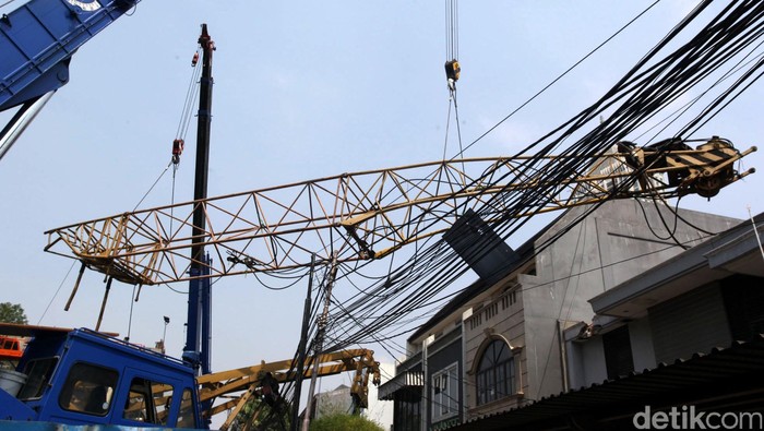 Crane Raksasa Ambruk di Jalan Maut, Mobil Remuk Tertimpa Baja, 2 Tewas