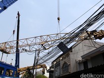 Crane Raksasa Ambruk di Jalan Maut, Mobil Remuk Tertimpa Baja, 2 Tewas