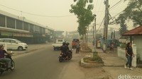 Pagi hari di Palangkaraya terlihat sekilas seperti pemandangan di daerah dataran tinggi yang tertutup kabut awan dingin. Namun jangan salah cuaca sebetulnya terik dan suhu lumayan panas. (Foto: Firdaus/detikHealth)