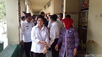 Sekolah di Palangkaraya sempat libur tiga minggu. Saat mengunjungi SMAN 1 Palangkaraya Nila mengatakan ia akan berkoordinasi dengan Kementerian Pendidikan dan Kebudayaan untuk meringankan beban ujian anak-anak sekolah. (Foto: Firdaus/detikHealth)