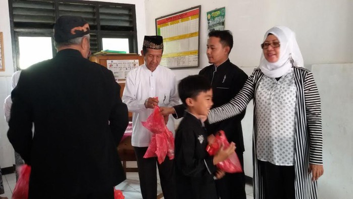 Rutin Setiap Bulan, Siswa Miskin di Purwakarta Dapat Daging 2 Kg