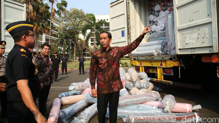 Presiden Joko Widodo bersama Menteri Keuangan Bambang Brodjonegoro, Kepala BKPM Franky Sibarani dan Dirjen Bea dan Cukai Kementerian Keuangan Heru Pambudi meninjau hasil penegahan impor ilegal tekstil di Jakarta, Jumat (16/10). Barang impor yang diselundupkan berupa kain dalam gulungan Roll sejumlah 3.519 roll/376 ribu yard senilai 1 juta dollar AS dengan total potensi kerugian negara mencapai Rp 2,2 miliar. Agung Pambudhy/Detikcom.