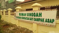 Menkes sempat berkunjung ke rumah singgah. Fasilitas ini sebetulnya adalah milik dinas sosial sebagai trauma center orang-orang bermasalah sosial namun untuk sementara disulap menjadi fasilitas kesehatan darurat. (Foto: Firdaus/detikHealth)