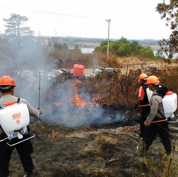 Semangat Pak! Begini Aksi Polisi di Tanah Bambu Kalsel Padamkan Kebakaran Hutan