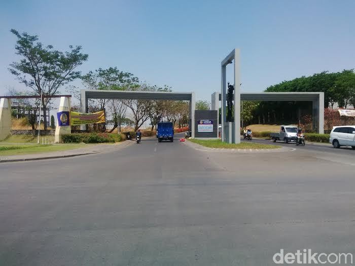 Jalan di depan Unesa