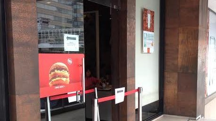 Cerita Saksi Saat ML Pecahkan Kaca McD Sarinah karena Tak Diberi Uang