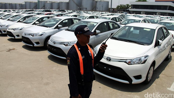 Petugas mematau mobil yang siap diekspor di Pelabuhan Khusus Mobil milik Pelindo 2, Tanjung Priok, Jakarta. Dalam delapan bulan pertama tahun 2015, jumlah ekspor mobil Toyota untuk berbagai negara sudah mencapai 122.000 unit atau sudah 70 persen dari target satu tahun, dimana Toyota menargetkan ekspor mobil dengan jumlah sebesar 175.00 unit untuk tahun 2015. Agung Pambudhy/Detikcom.
