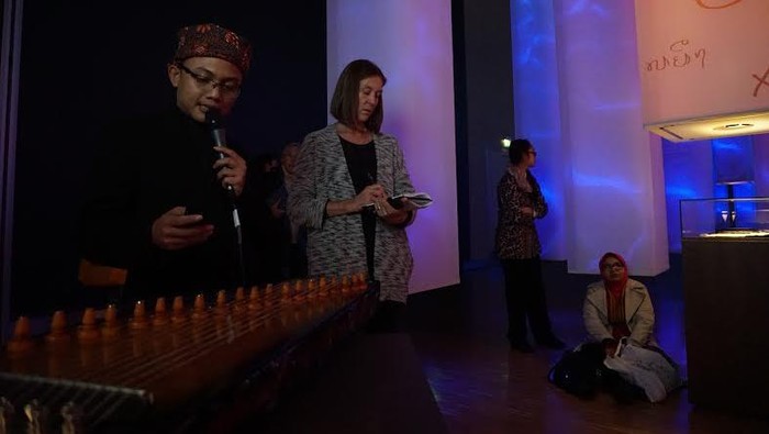 Pembacaan Manuskrip Kuno Sunda di Depan Publik Jerman yang Menarik Penelitian