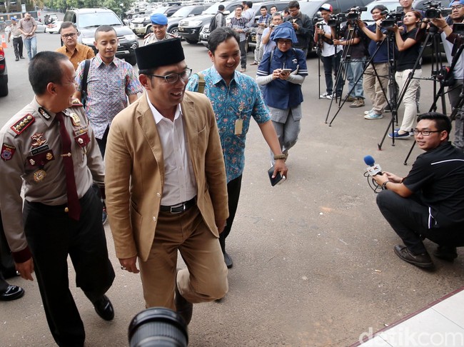 Populer di kalangan milenial, Ridwan kerap muncul dengan gaya busananya yang jauh dari kesan kaku sejak terpilih sebagai Wali Kota Bandung pada 2013 silam. Saat dinas sekalipun, ia memilih gaya preppy yang formal namun rileks seperti blazer yang senada dengan warna celana, berikut kemeja putih dengan kerah yang terbuka. (Foto: Rachman Haryanto/detikfoto)