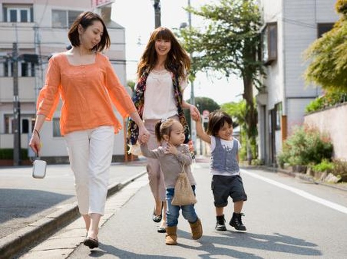 Pola Asuh Seperti Ini Bisa Picu Peter Pan Syndrome dan Cinderella Complex