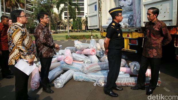 Presiden Joko Widodo bersama Menteri Keuangan Bambang Brodjonegoro, Kepala BKPM Franky Sibarani dan Dirjen Bea dan Cukai Kementerian Keuangan Heru Pambudi meninjau hasil penegahan impor ilegal tekstil di Jakarta, Jumat (16/10). Barang impor yang diselundupkan berupa kain dalam gulungan Roll sejumlah 3.519 roll/376 ribu yard senilai 1 juta dollar AS dengan total potensi kerugian negara mencapai Rp 2,2 miliar. Agung Pambudhy/Detikcom.