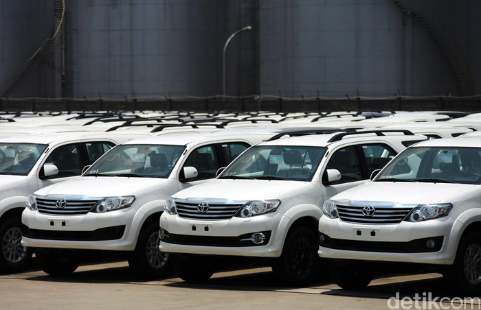 Petugas mematau mobil yang siap diekspor di Pelabuhan Khusus Mobil milik Pelindo 2, Tanjung Priok, Jakarta. Dalam delapan bulan pertama tahun 2015, jumlah ekspor mobil Toyota untuk berbagai negara sudah mencapai 122.000 unit atau sudah 70 persen dari target satu tahun, dimana Toyota menargetkan ekspor mobil dengan jumlah sebesar 175.00 unit untuk tahun 2015. Agung Pambudhy/Detikcom.