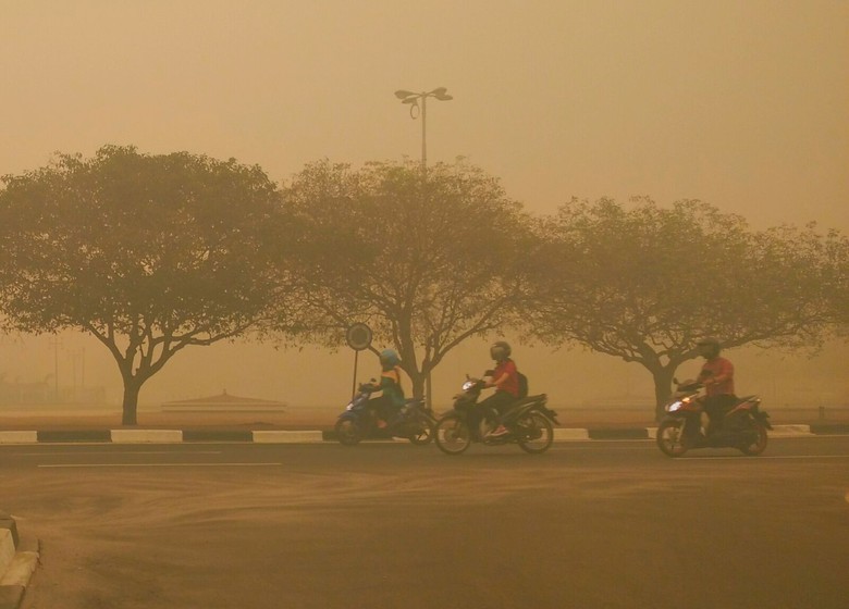 Ngeri! Ini Aneka Penampakan Asap di Palangkaraya yang Pekat dan Kekuningan Ngeri! Ini Aneka Penampakan Asap di Palangkaraya yang Pekat dan Kekuningan