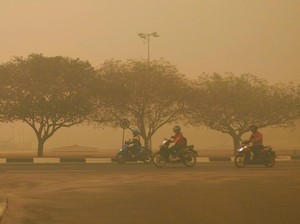 Penjabat Gubernur Kalteng soal Parahnya Asap: Sebaiknya Warga di Rumah