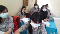 Di dalam kelas terlihat anak-anak tengah mengikuti pelajaran dengan serius sambil memakai masker. (Foto: Firdaus/detikHealth)