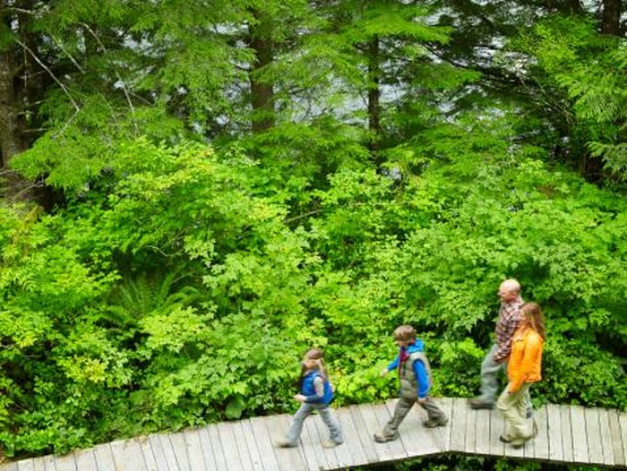 Dari berbelanja, bersantap hingga hiking dan wakesurfing, Hong Kong Superfan Shanty membagikan 10 rekomendasi destinasi terbaik di rumah keduanya, Hong Kong.