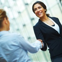 Keluar KantorBanyak pula orang sukses yang memanfaatkan jam makan siang sekaligus keluar kantor. Hal ini bisa mencegah Anda mengantu karena udara segar dan bikin lebih fokus. Foto: thinkstock