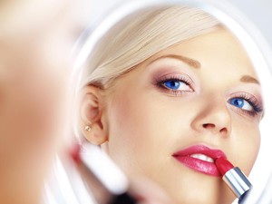 Sering Pakai Lipstik Bikin Bibir Jadi Gelap? Ini Penjelasan Dokter Kulit