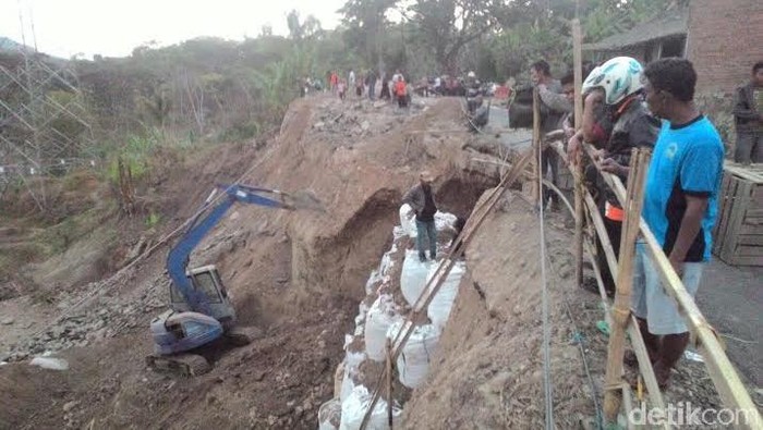 Jalan Sempat Amblas, Jalur Pacitan-Ponorogo Kembali Normal