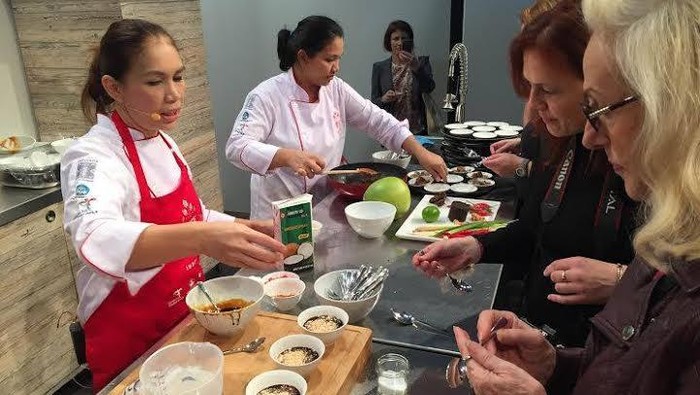 Antrean Panjang dan Lahapnya Orang Jerman Menikmati Makanan Indonesia