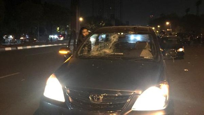 Para ABG Juga Rusak Mobil-mobil yang Parkir di Kawasan Senayan