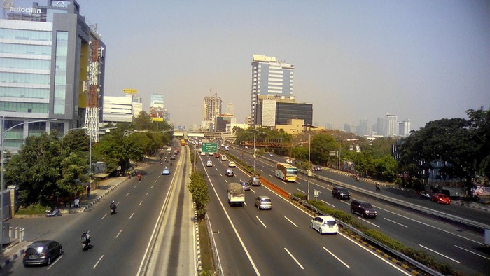 Polisi Sisir Pinggir Tol di Bekasi, 5 Molotov dan Setengah Kilo Paku Ditemukan