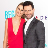 Sebelum bertemu dengan model cantik Behati Prinsloo, Adam Levine tipe pria yang tidak percaya dengan pernikahan. Hingga usianya lebih dari 30 tahun tak juga menikah. Namun setelah pacaran dengan Behati, Adam Levine menikah di usia 35 tahun. Foto: Getty Images
