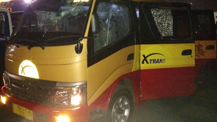 Cerita Penumpang X-TRANS Korban Sweeping: Batu Besar Dilempar ke Kaca Depan