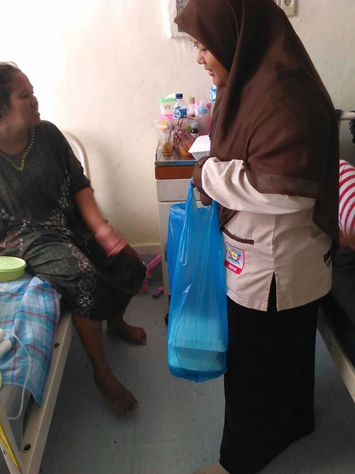Bantu Keluarga Pasien, Komunitas ini Bagi 30 Bungkus Nasi di RS Tiap Hari